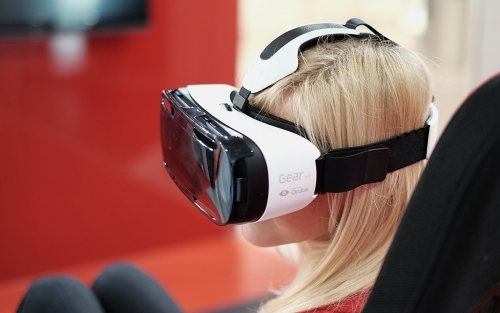¿Es posible usar cascos de realidad virtual si se tiene miopía, hipermetropía o astigmatismo?